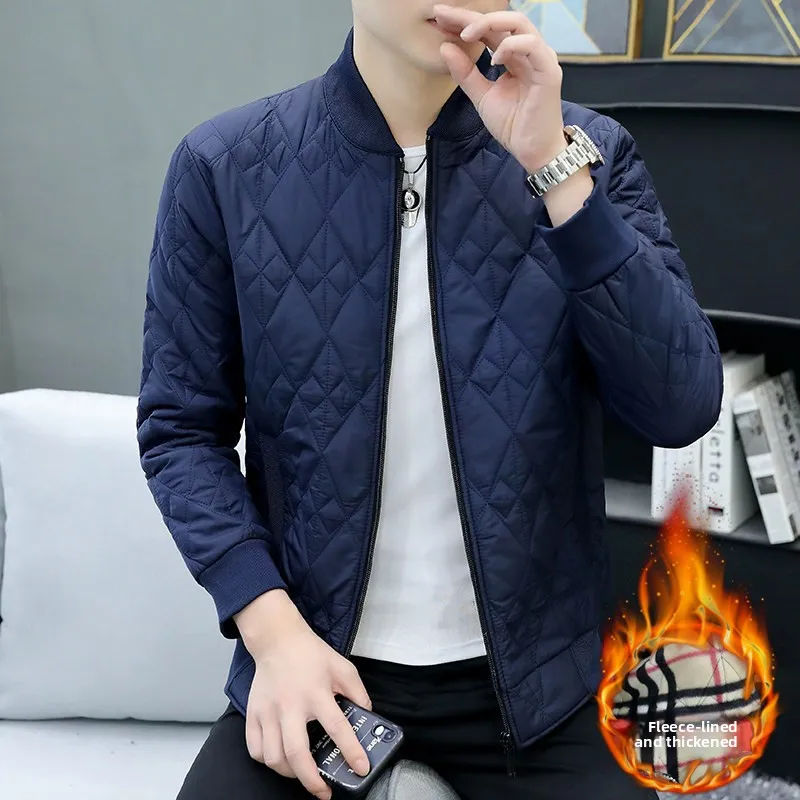 Мужская теплая куртка с воротником-бомбером, на флисовой подкладке, однотонная, повседневная, универсальная, утолщенная, на молнии, из полиэфирного волокна
Мужская теплая куртка с воротником-бомбером, на флисовой подкладке, однотонная, повседневная, универсальная, утолщенная, на молнии, из полиэфирного волокна