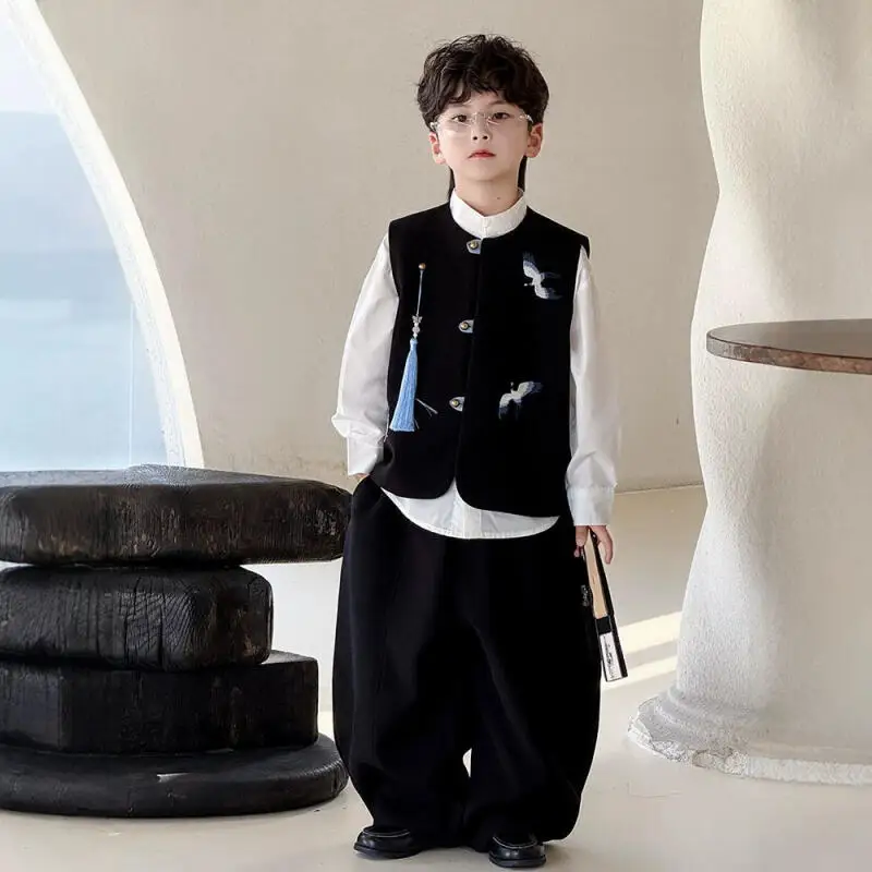 Handsome Boy New Chinese Style Vest Embroidery Sleeveless Frog Fastener Shirt Pendant Round Neck Vintage Improved Tang Top
Handsome Boy New Chinese Style Vest Embroidery Sleeveless Frog Fastener Shirt Pendant Round Neck Vintage Improved Tang Top