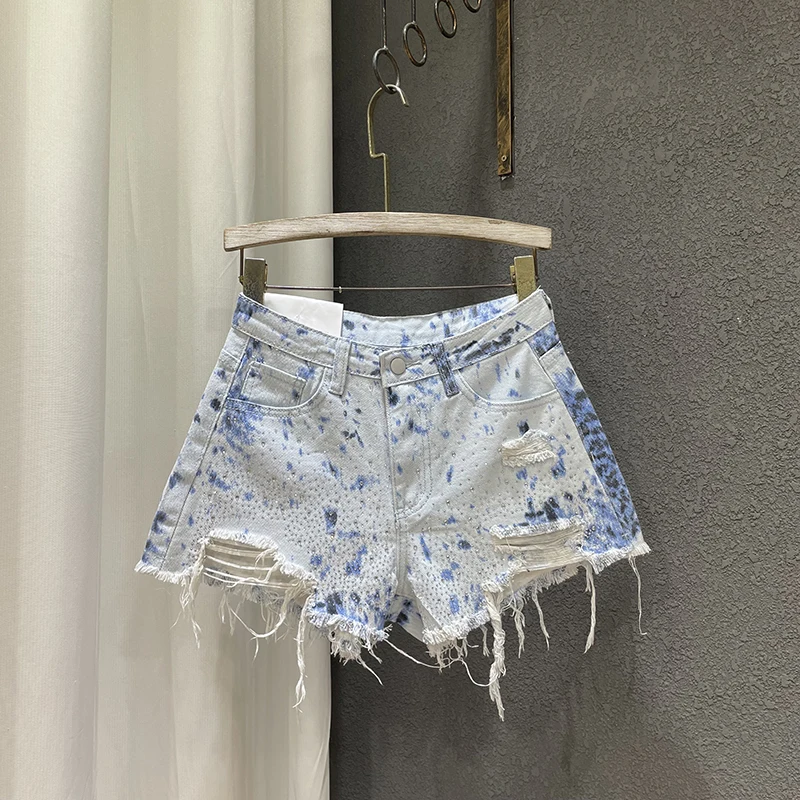 Summer new slim fit and versatile denim shorts hot stamping broken holes tie dye women's A-line wide leg hot pants
Summer new slim fit and versatile denim shorts hot stamping broken holes tie dye women's A-line wide leg hot pants