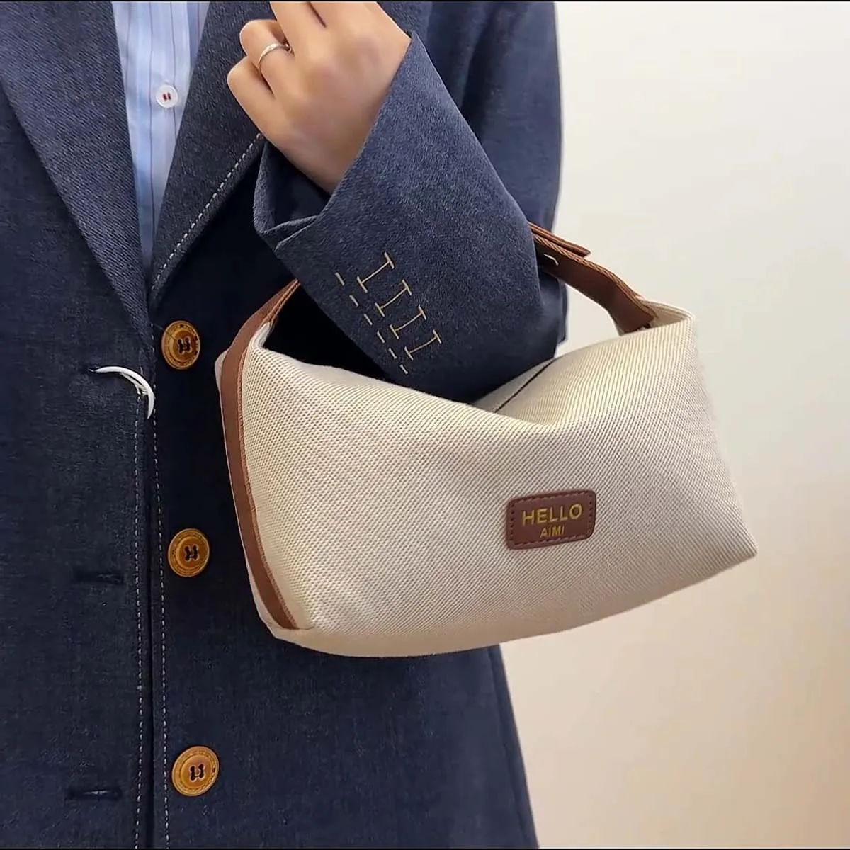 New high-end canvas toiletry bag large-capacity portable travel makeup bag color-blocking cosmetics storage bag with letters
New high-end canvas toiletry bag large-capacity portable travel makeup bag color-blocking cosmetics storage bag with letters