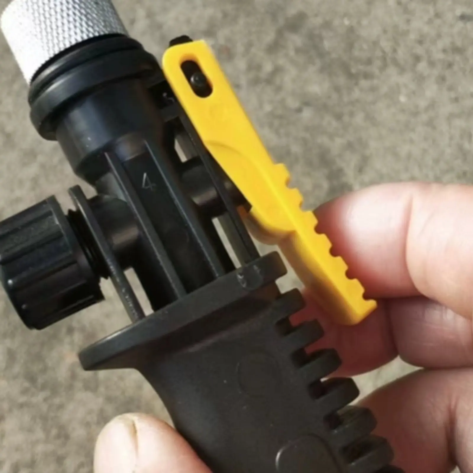 Car Wash Spray Non-Slip Grip Adjustable Spray Tip Spray High Pressure Water Rod Safety Lever Lock Power Washer Rod Kit
Car Wash Spray Non-Slip Grip Adjustable Spray Tip Spray High Pressure Water Rod Safety Lever Lock Power Washer Rod Kit