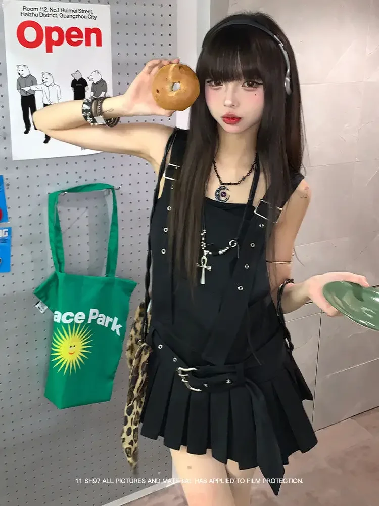 2025 New Women Black Strap Pleated Dress with Metal Buckle Short Summer Solid Sleeveless Sling Type Casual Commute Style Dresses
2025 New Women Black Strap Pleated Dress with Metal Buckle Short Summer Solid Sleeveless Sling Type Casual Commute Style Dresses
