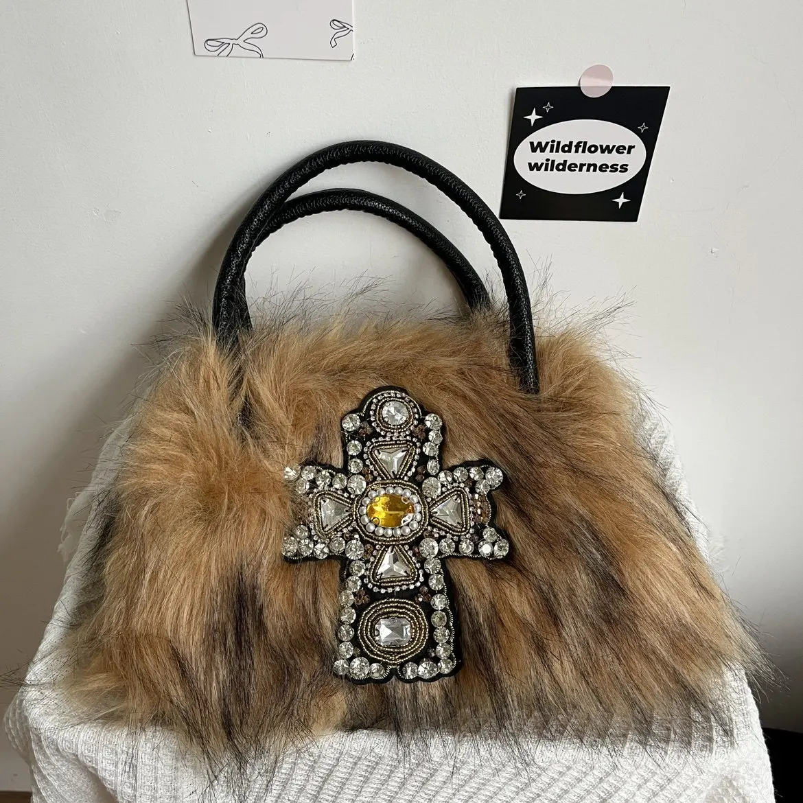 Плюшевая сумка-мессенджер Maillard со стразами, женская, в стиле Y2K, из искусственного меха, маленькая квадратная сумка, сумка-тоут
Плюшевая сумка-мессенджер Maillard со стразами, женская, в стиле Y2K, из искусственного меха, маленькая квадратная сумка, сумка-тоут