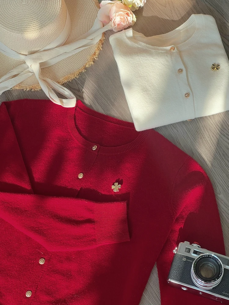 Шерстяной вязаный кардиган с круглым вырезом и длинными рукавами, женский, модный, простой, с узором «четыре клевера», для ношения под одеждой
Шерстяной вязаный кардиган с круглым вырезом и длинными рукавами, женский, модный, простой, с узором «четыре клевера», для ношения под одеждой