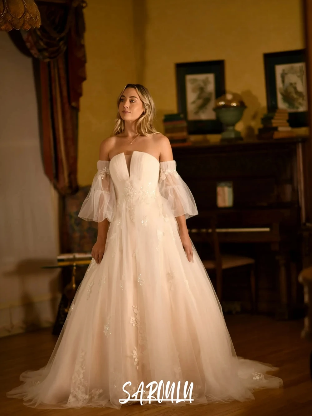 White Strapless Lace Shiny Wedding Dress A Line Off Shoulder Customized Bridal Gown Charming Tulle Fashionable Bride Wear
White Strapless Lace Shiny Wedding Dress A Line Off Shoulder Customized Bridal Gown Charming Tulle Fashionable Bride Wear