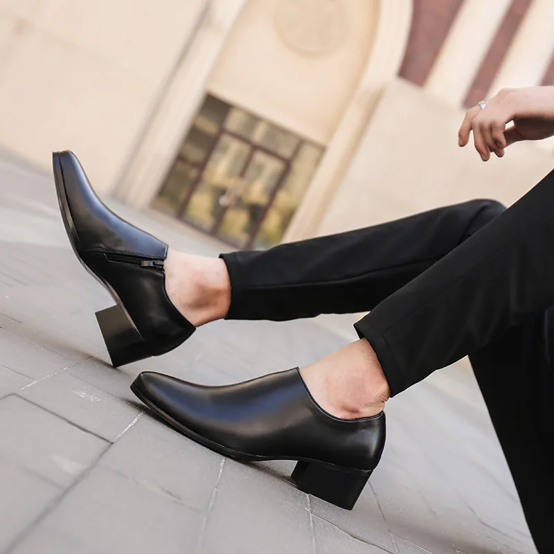 Черные кожаные туфли на рост 6/8 см, деловые свадебные туфли с острым носком на молнии, водонепроницаемые нескользящие молодежные мужские туфли на высоком каблуке
Черные кожаные туфли на рост 6/8 см, деловые свадебные туфли с острым носком на молнии, водонепроницаемые нескользящие молодежные мужские туфли на высоком каблуке