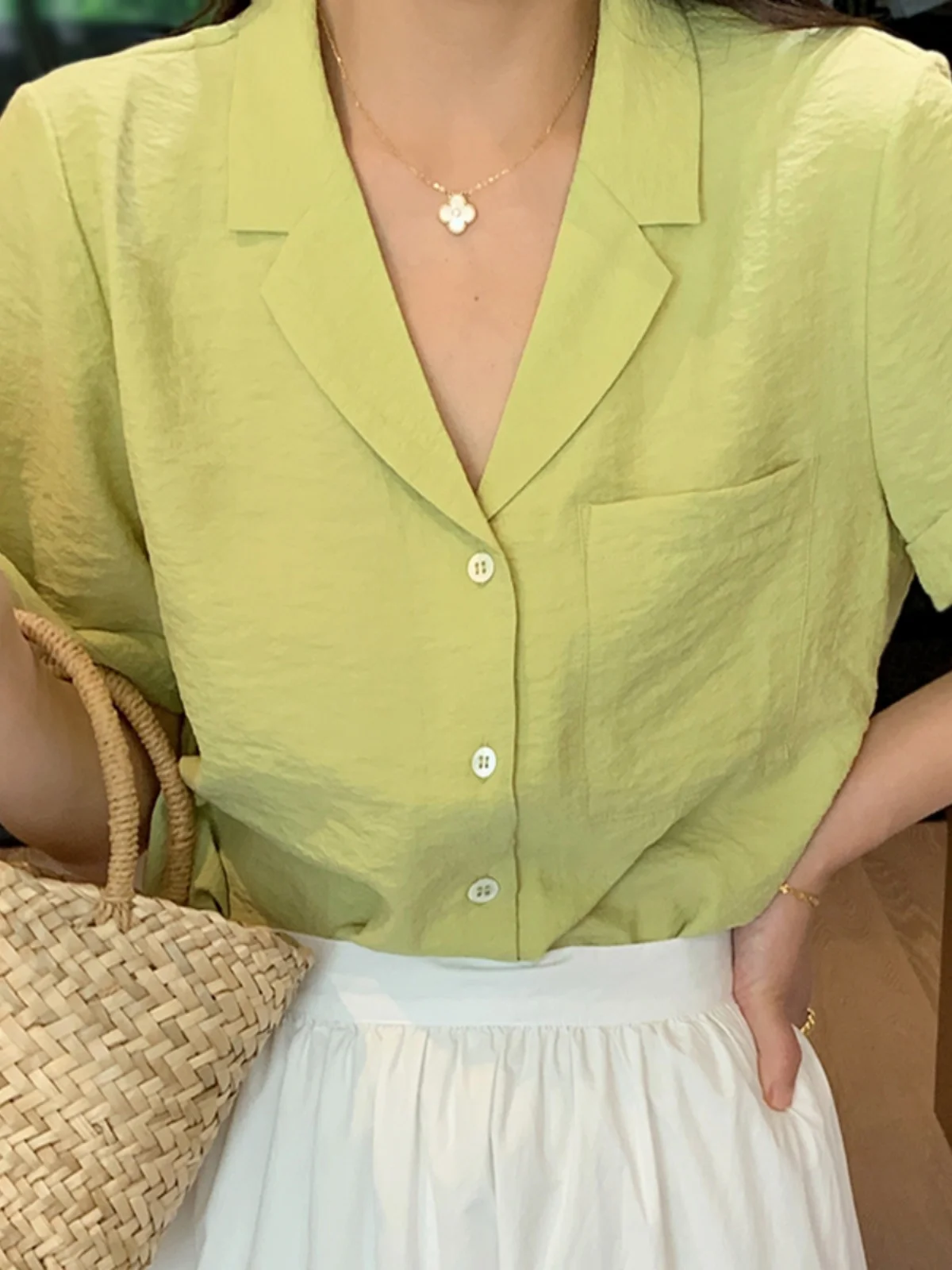 Женская летняя блузка свободного кроя из шелковой ткани «Мелон» в стиле ретро, с воротником-стойкой, базовая модель
Женская летняя блузка свободного кроя из шелковой ткани «Мелон» в стиле ретро, с воротником-стойкой, базовая модель