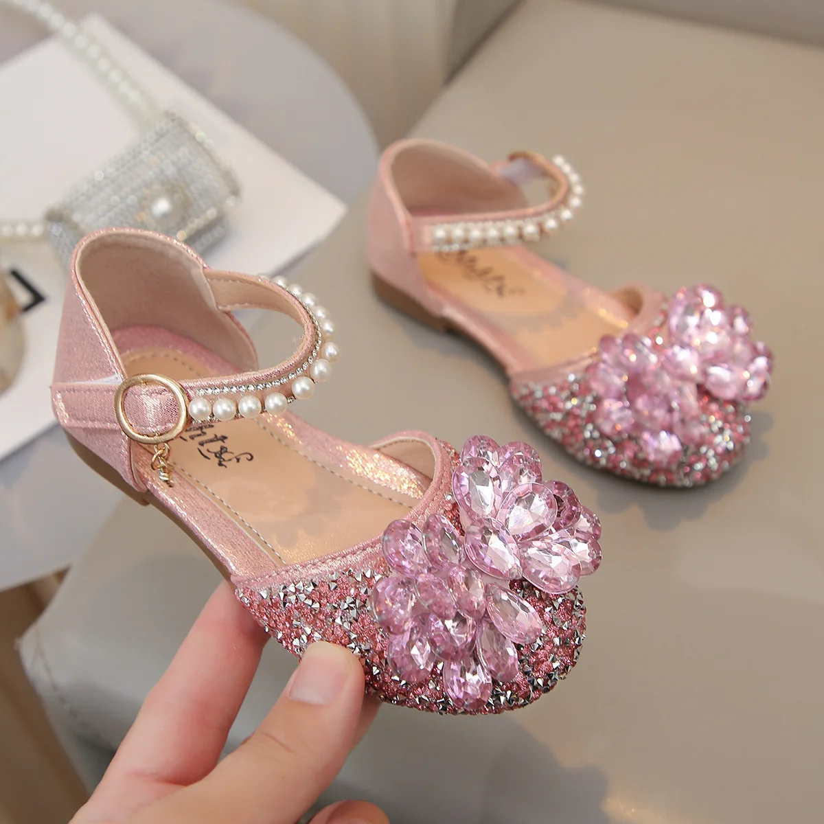 Summer Children's Girls Princess Sandals Crystal Beach Sandals Soft Sole Non-Slip Kids Princess Performance Student Shoes
Summer Children's Girls Princess Sandals Crystal Beach Sandals Soft Sole Non-Slip Kids Princess Performance Student Shoes