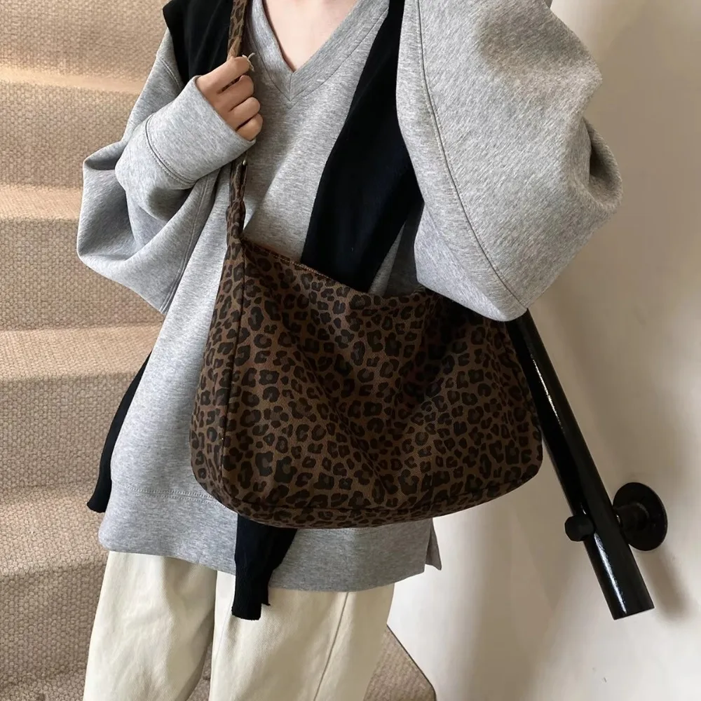 Trendy Casual Soft Textile Women's Shoulder Bag Large Capacity Leopard Print Female Retro Crossbody Bag For Commute Outings
Trendy Casual Soft Textile Women's Shoulder Bag Large Capacity Leopard Print Female Retro Crossbody Bag For Commute Outings