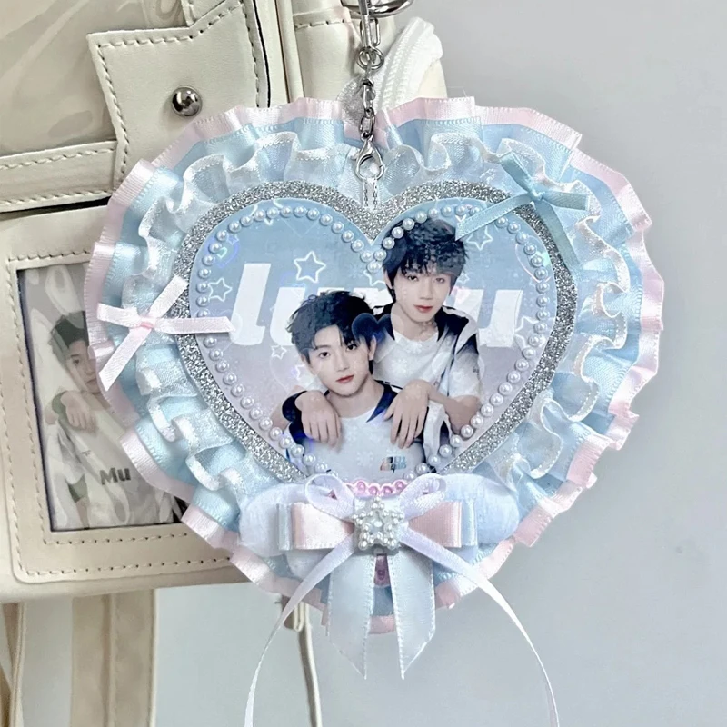 Брелок для ключей с фото и именем на заказ, брелок для фанатов K-pop, ручной работы, подвеска для сумки, розовый, синий, кавайный, с кружевным декором
Брелок для ключей с фото и именем на заказ, брелок для фанатов K-pop, ручной работы, подвеска для сумки, розовый, синий, кавайный, с кружевным декором
