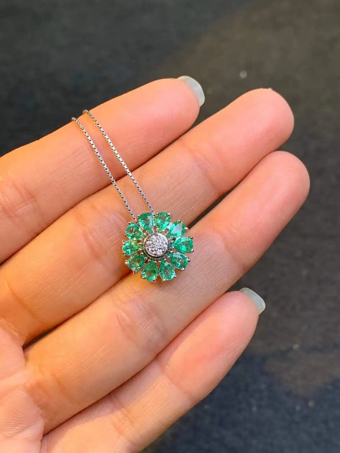 The Best Gift for Your loved Girl Emerald Pendant Solid S925 Sterling Silver Emerald necklace For Women Colour Gem Stone
The Best Gift for Your loved Girl Emerald Pendant Solid S925 Sterling Silver Emerald necklace For Women Colour Gem Stone
