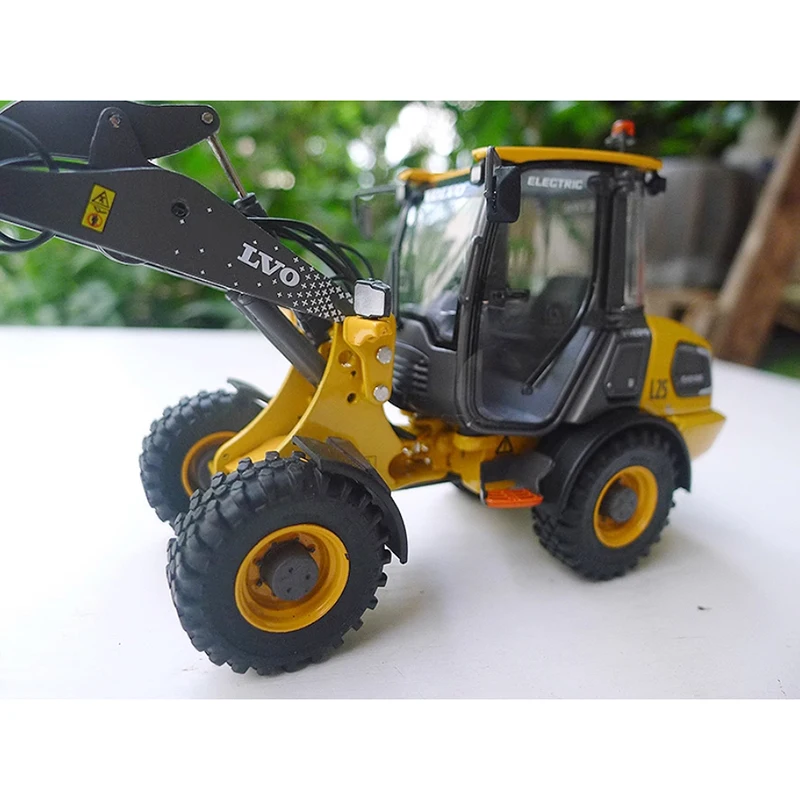 AT Diecast 1/32 Scale L25 Electric Wheel Loader Alloy Engineering Vehicle Model Collection Gift Toys Static Display Decoration
AT Diecast 1/32 Scale L25 Electric Wheel Loader Alloy Engineering Vehicle Model Collection Gift Toys Static Display Decoration