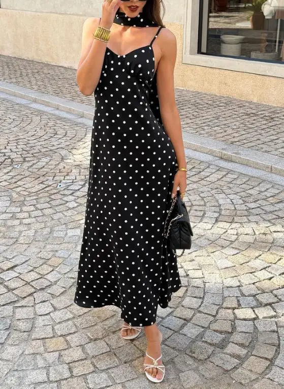 2026 Spring/summer Women's Retro Wave Point Hanging Neck Strap Long Skirt Set
2026 Spring/summer Women's Retro Wave Point Hanging Neck Strap Long Skirt Set