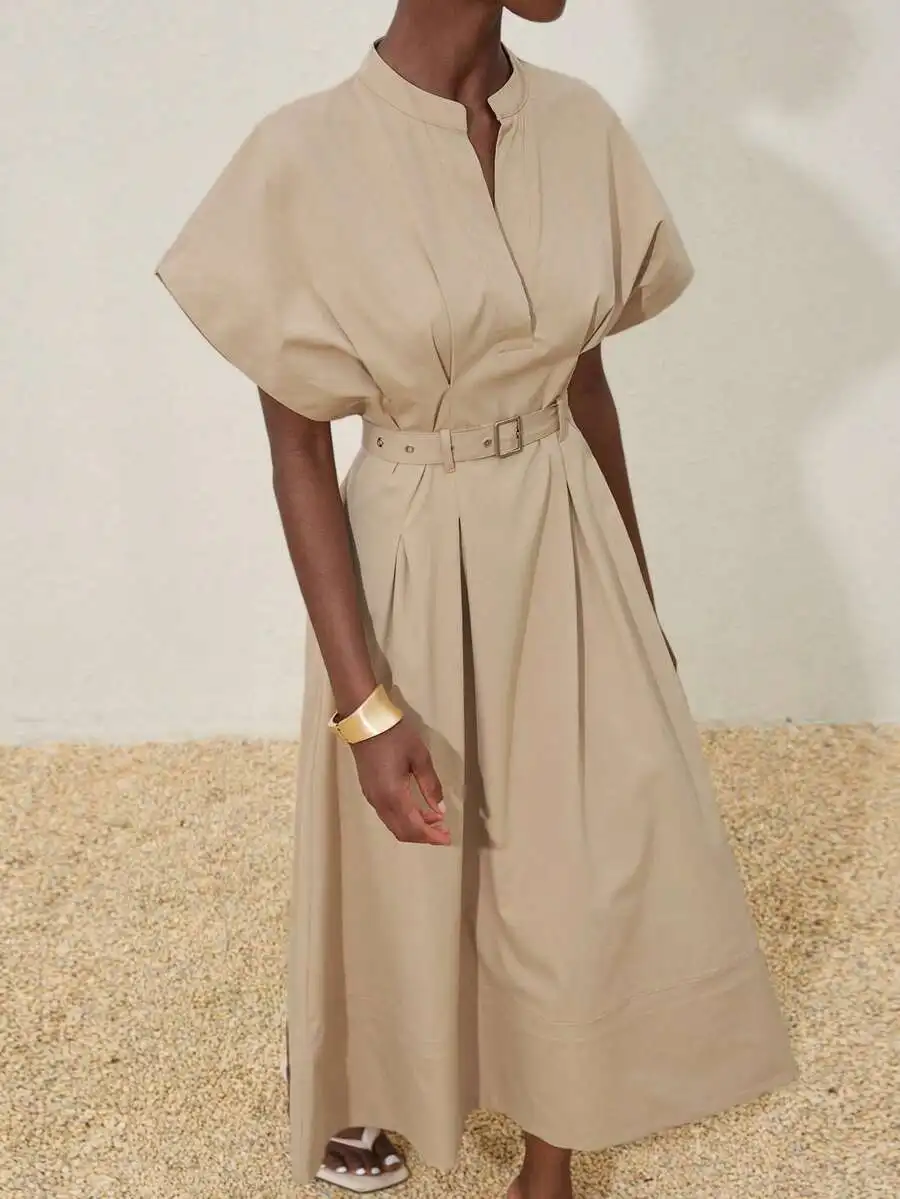 Бежевое минималистичное платье миди с V-образным вырезом, спущенными плечами, поясом и плиссированной юбкой
Бежевое минималистичное платье миди с V-образным вырезом, спущенными плечами, поясом и плиссированной юбкой
