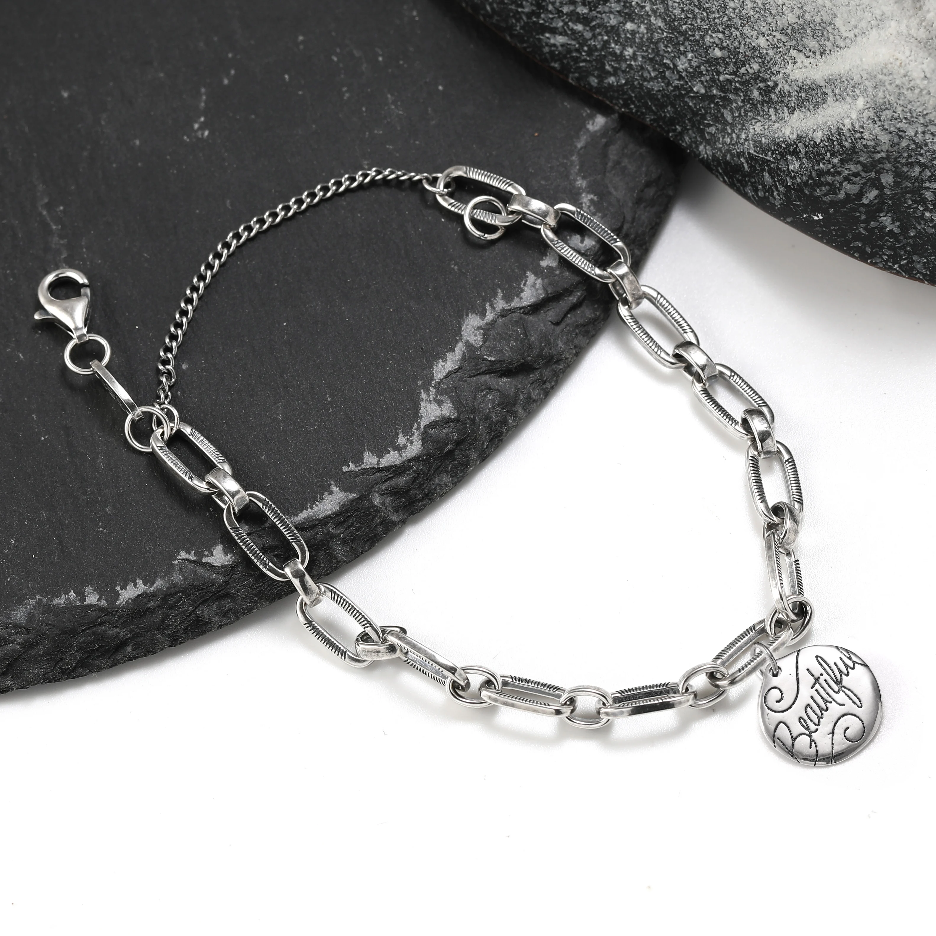 Authentic 925 sterling silver James Avery Ornate Links Charm Bracelet with beautiful pendant
Authentic 925 sterling silver James Avery Ornate Links Charm Bracelet with beautiful pendant