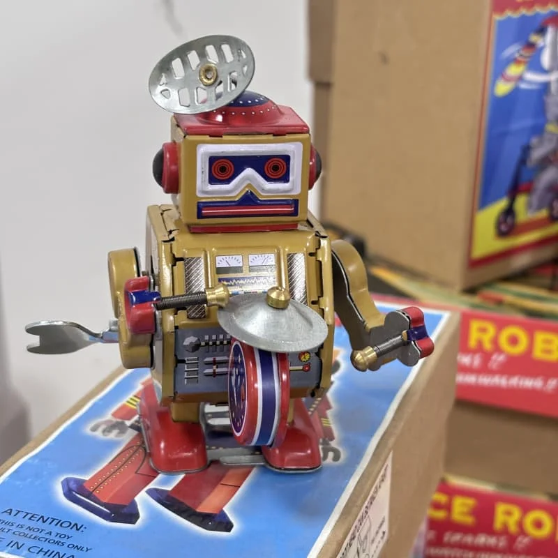 Retro Clockwork Wind Up Metal Walking Tin Band Play Gong Drum Robot Recall Mechanical Classic Collection Toy Gift
Retro Clockwork Wind Up Metal Walking Tin Band Play Gong Drum Robot Recall Mechanical Classic Collection Toy Gift