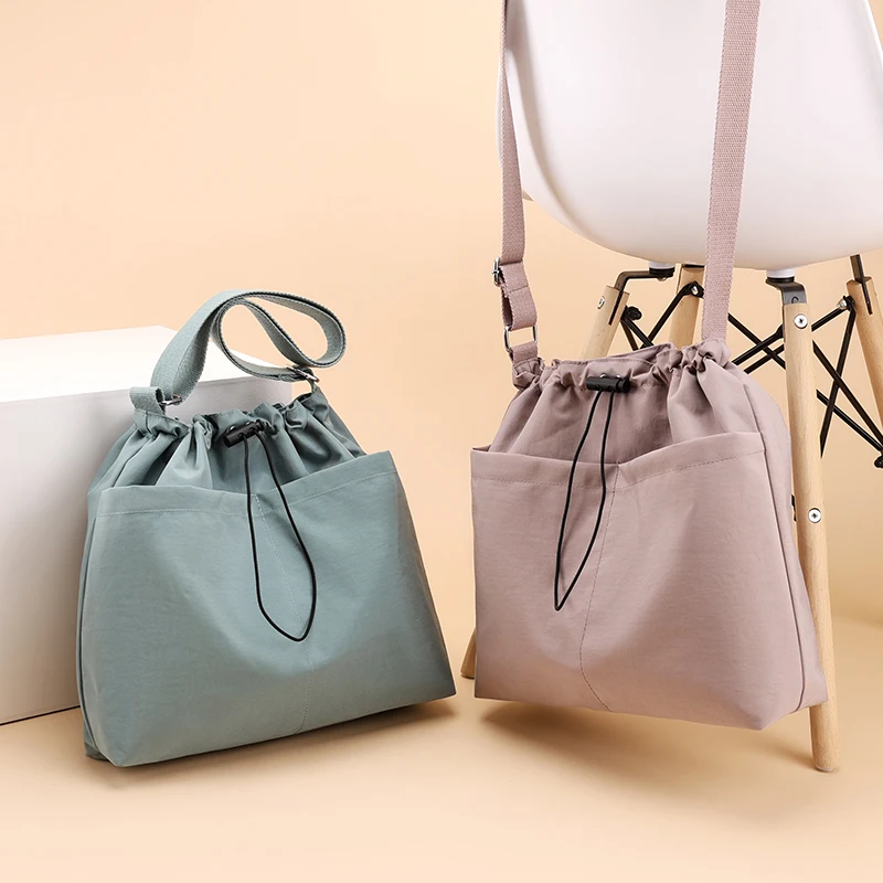 2025 Fashionable Waterproof Nylon Shoulder Bag for Women, Large Capacity Drawstring Tote Handbag, Lightweight Casual Travel Bag
2025 Fashionable Waterproof Nylon Shoulder Bag for Women, Large Capacity Drawstring Tote Handbag, Lightweight Casual Travel Bag
