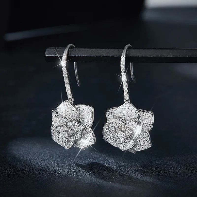 LinkerLove 925 Sterling Silver Full Moissanite Flower Drop Earrings Camellia Rose Shape Dangle Earrings for Women Luxury Jewelry
LinkerLove 925 Sterling Silver Full Moissanite Flower Drop Earrings Camellia Rose Shape Dangle Earrings for Women Luxury Jewelry