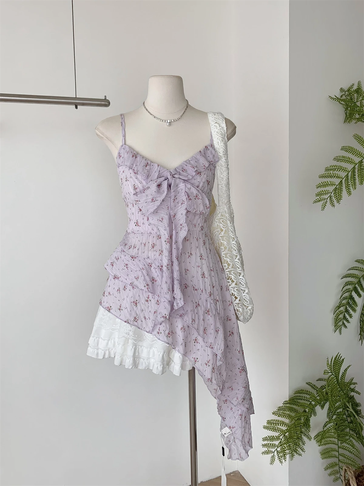 French Three-dimensional Flower Sling Vest Women's Summer 2025 Fungus Edge Irregular Streamer Floral Top
French Three-dimensional Flower Sling Vest Women's Summer 2025 Fungus Edge Irregular Streamer Floral Top