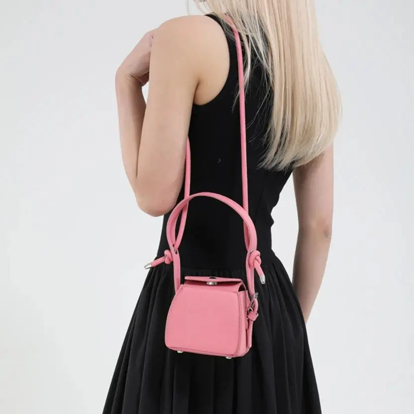 Women's Luxury Designer PU Handbags New Versatile Temperament Commute One Shoulder Crossbody Bags Fashion Niche Mini Square Bag
Women's Luxury Designer PU Handbags New Versatile Temperament Commute One Shoulder Crossbody Bags Fashion Niche Mini Square Bag