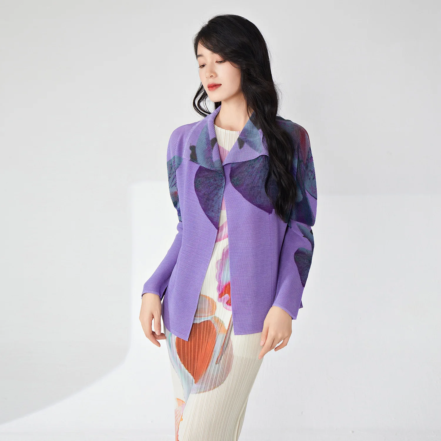 Летнее женское пальто с длинным рукавом и принтом, новая модная модель с отложным воротником, свободный крой, для фотосессий
Летнее женское пальто с длинным рукавом и принтом, новая модная модель с отложным воротником, свободный крой, для фотосессий