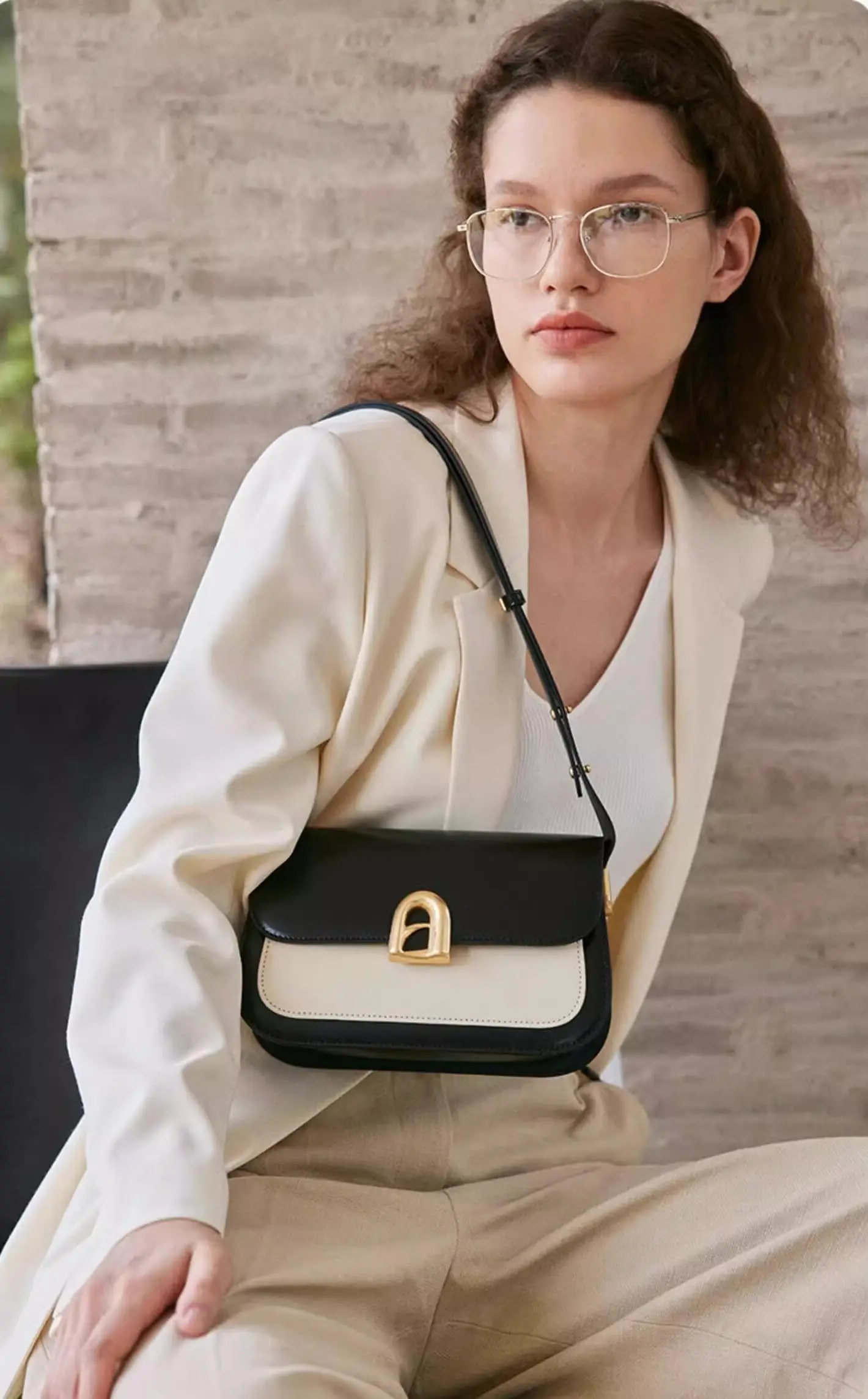 A-lock saddle bag small square bag 2024 new high-end contrasting color single shoulder crossbody bag for women
A-lock saddle bag small square bag 2024 new high-end contrasting color single shoulder crossbody bag for women