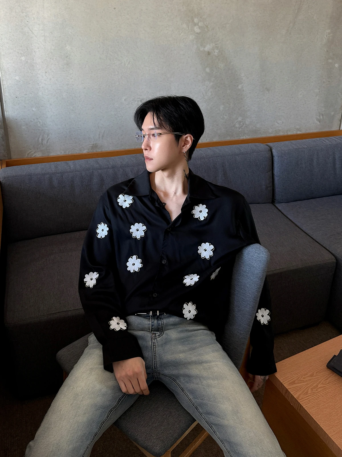 Kwon Ji Yong Daisy Collar Long Sve Embroidered Flower Casual irt Men Loose Fit Sli Leisure Cotton Polyester Blend irt
Kwon Ji Yong Daisy Collar Long Sve Embroidered Flower Casual irt Men Loose Fit Sli Leisure Cotton Polyester Blend irt