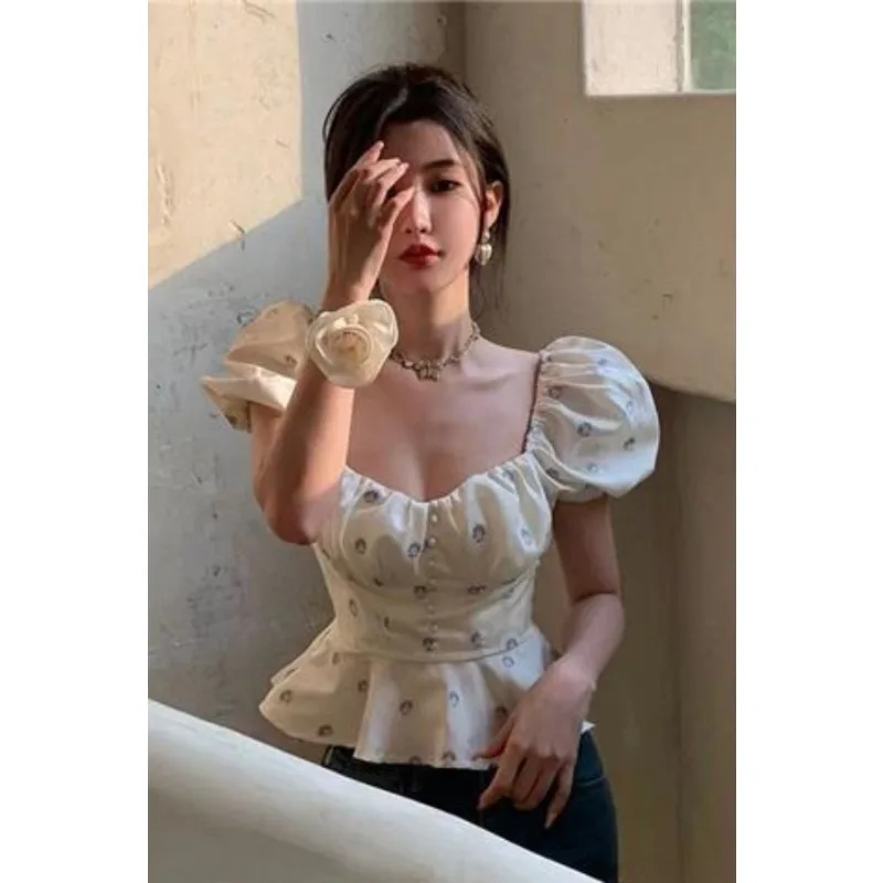 Sexy Puff Print Blouse for Women Summer 2025 New Style Cinching and Slimming French Style Ladylike Ruffled Square Neck Blouse
Sexy Puff Print Blouse for Women Summer 2025 New Style Cinching and Slimming French Style Ladylike Ruffled Square Neck Blouse