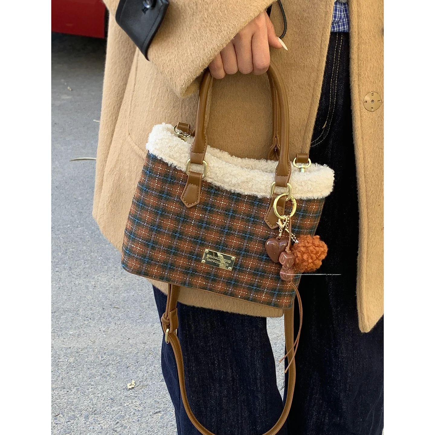 Модная клетчатая сумка-тоут, женская зима 202, новинка Faion College, пушистая сумка, универсальная сумка-ведро через плечо, мягкий полиэстер
Модная клетчатая сумка-тоут, женская зима 202, новинка Faion College, пушистая сумка, универсальная сумка-ведро через плечо, мягкий полиэстер