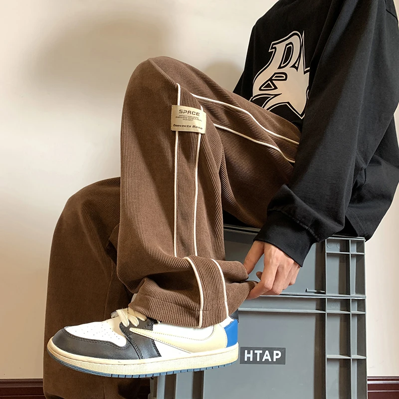 Мужские повседневные широкие брюки свободного кроя в американском ретро-стиле, спортивные прямые брюки, повседневные спортивные штаны, весна-осень, новинка
Мужские повседневные широкие брюки свободного кроя в американском ретро-стиле, спортивные прямые брюки, повседневные спортивные штаны, весна-осень, новинка