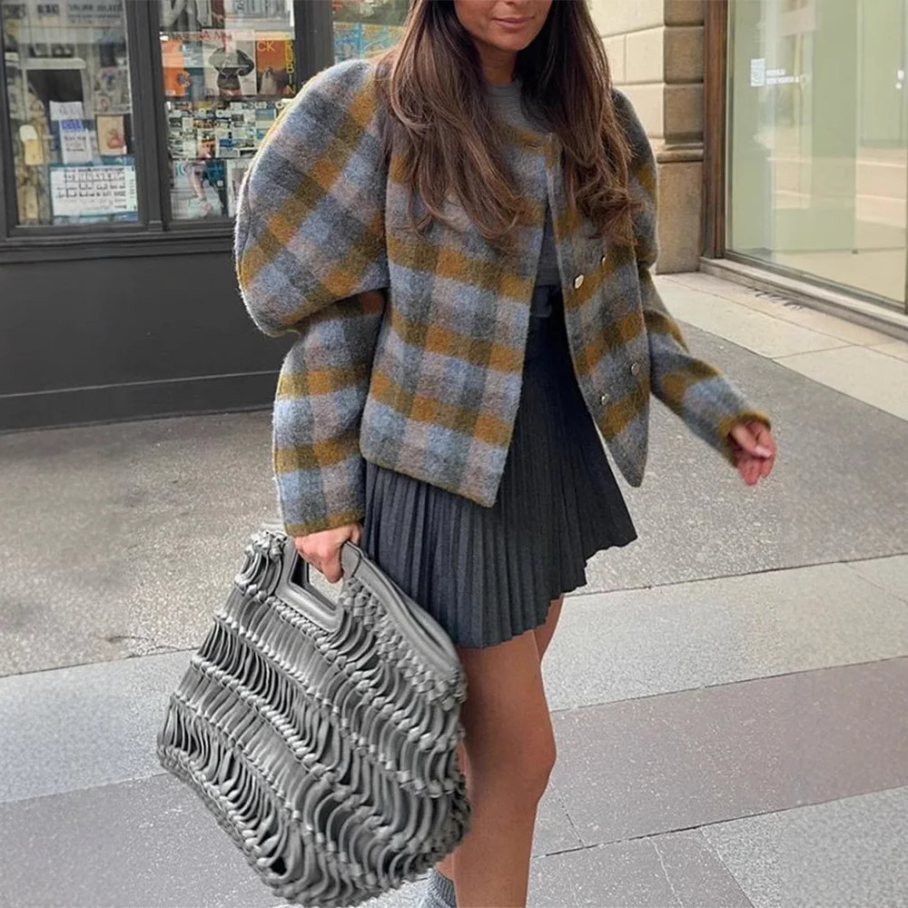 Elegant Round Neck Plaid Coat Vintage Woolen Trench Double-breasted Crop Jackets 2024 New Autumn Winter Female High Streetwear
Elegant Round Neck Plaid Coat Vintage Woolen Trench Double-breasted Crop Jackets 2024 New Autumn Winter Female High Streetwear 