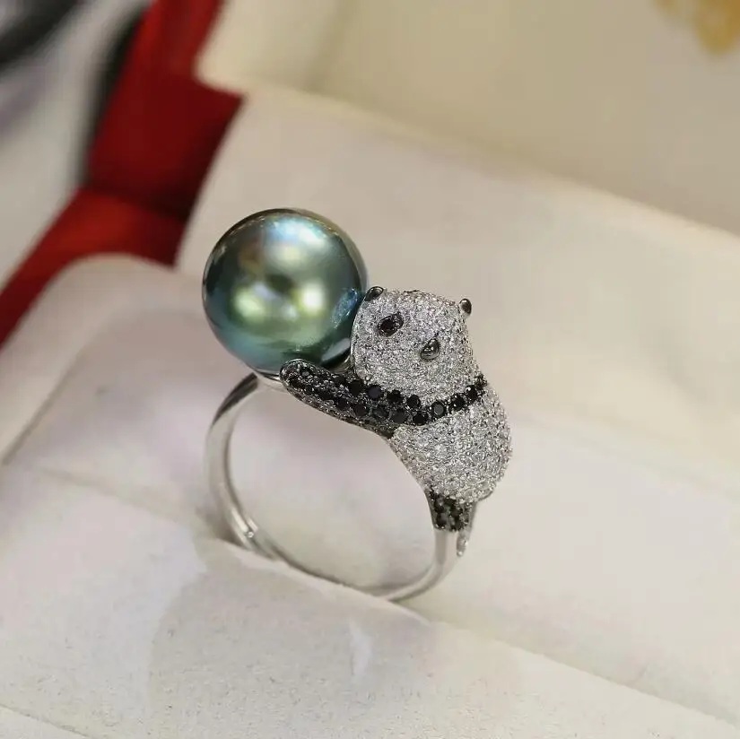 Потрясающее кольцо с таитянским круглым черным зеленым жемчугом диаметром 10–11 мм, 925-х годов.
Потрясающее кольцо с таитянским круглым черным зеленым жемчугом диаметром 10–11 мм, 925-х годов.