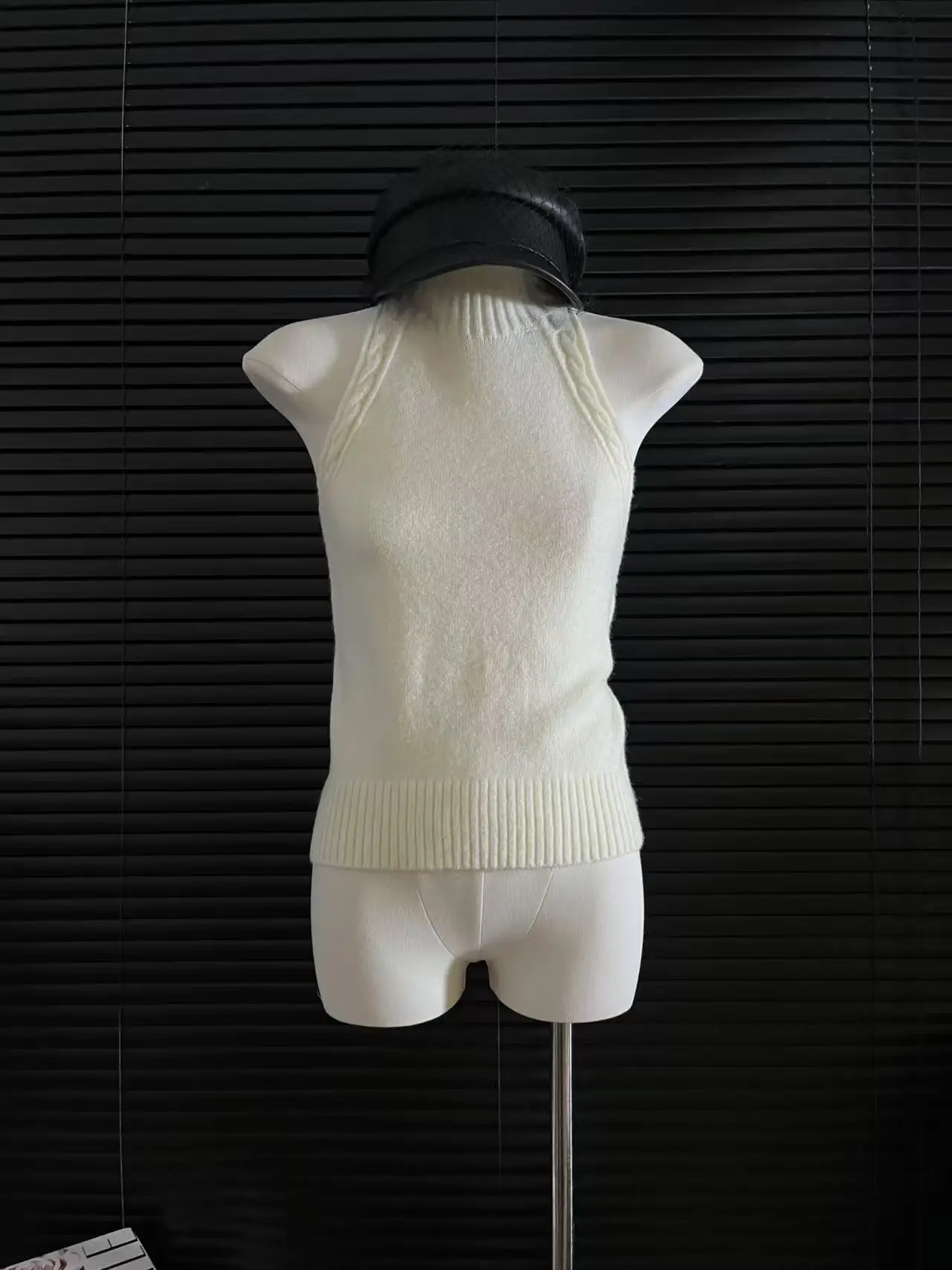 Spring New Sweet Korean Knitted Pullover Vest Women Wool Sleeveless Fashion Design Sweater High Street Clothes Tank Tops N575
Spring New Sweet Korean Knitted Pullover Vest Women Wool Sleeveless Fashion Design Sweater High Street Clothes Tank Tops N575