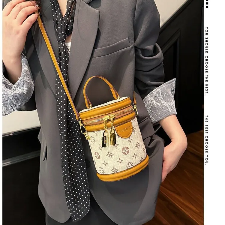 2025 High - Quality Women's Fortune - Bucket Bag, Cylindrical Bucket Style, Shoulder and Crossbody, Suitable for Commuting
2025 High - Quality Women's Fortune - Bucket Bag, Cylindrical Bucket Style, Shoulder and Crossbody, Suitable for Commuting