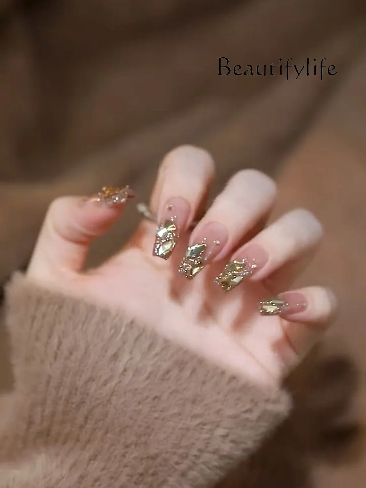 Light luxury natural daily gradual change manicure luxury bright broken diamond champagne gold pure hand-worn armor
Light luxury natural daily gradual change manicure luxury bright broken diamond champagne gold pure hand-worn armor