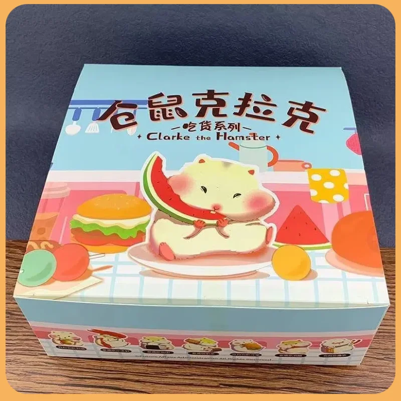 Очаровательная серия хомяков Clark Foodie, слепая коробка, модный праздничный подарок для девочек, кукла, игрушка, украшение автомобиля, миниатюрная коллекционная фигурка
Очаровательная серия хомяков Clark Foodie, слепая коробка, модный праздничный подарок для девочек, кукла, игрушка, украшение автомобиля, миниатюрная коллекционная фигурка