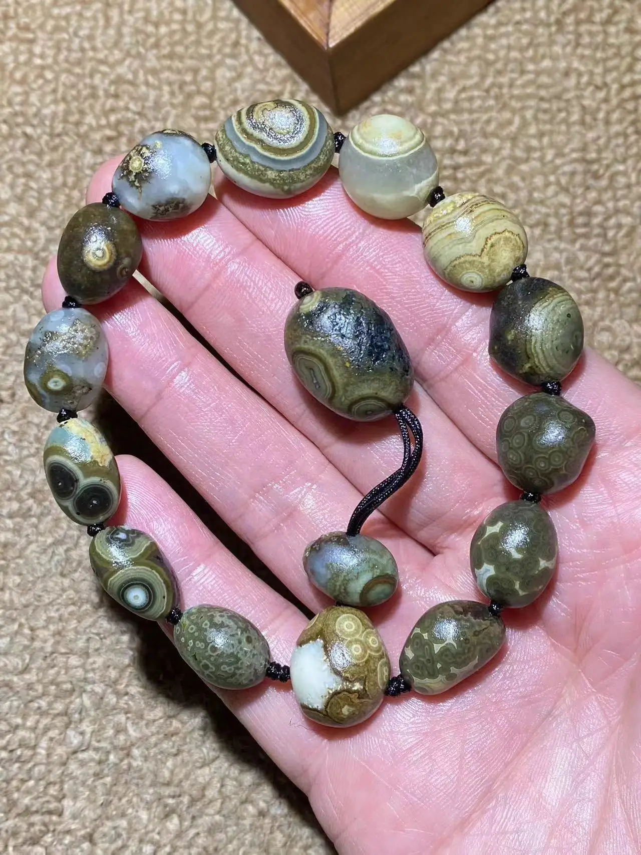 1pcs/lot natural very special rare world's strongest power stone bracelet rough stone beads Ethnic style Men's and women's model
1pcs/lot natural very special rare world's strongest power stone bracelet rough stone beads Ethnic style Men's and women's model