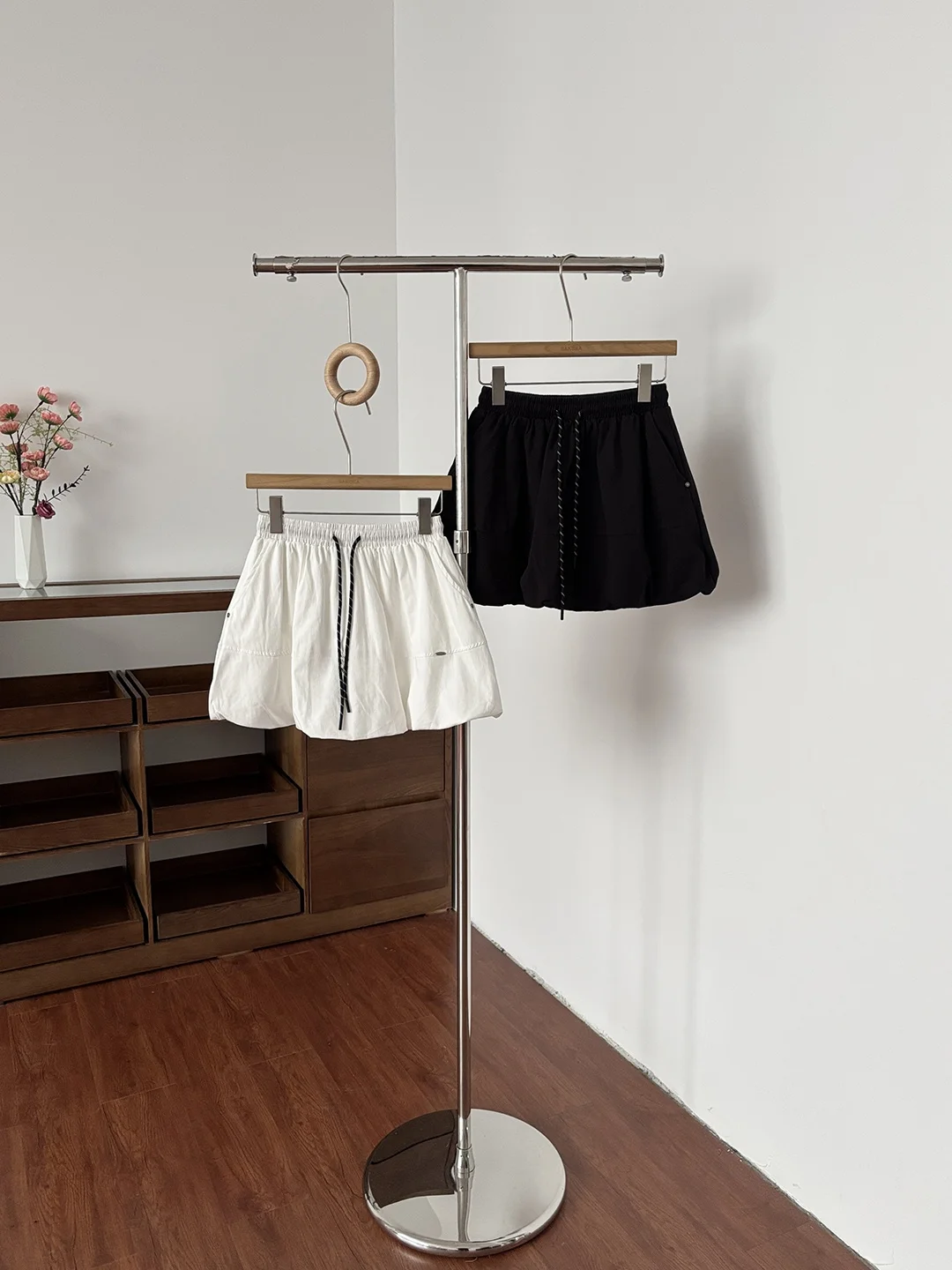 Spring Summer 2026 Women's Loose Bloomer Skirt Drawstring Casual Versatile Short Skirt Korean Style Simple Commuter Lazy Feel
Spring Summer 2026 Women's Loose Bloomer Skirt Drawstring Casual Versatile Short Skirt Korean Style Simple Commuter Lazy Feel