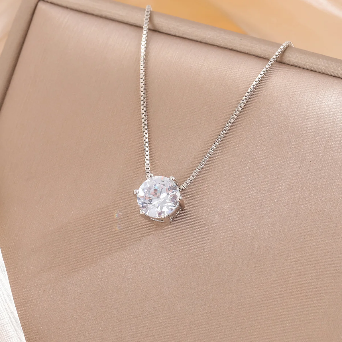 New Simple Single Crystal Clavicle Chain 925 Sterling Silver Pendant Necklaces XL025
New Simple Single Crystal Clavicle Chain 925 Sterling Silver Pendant Necklaces XL025