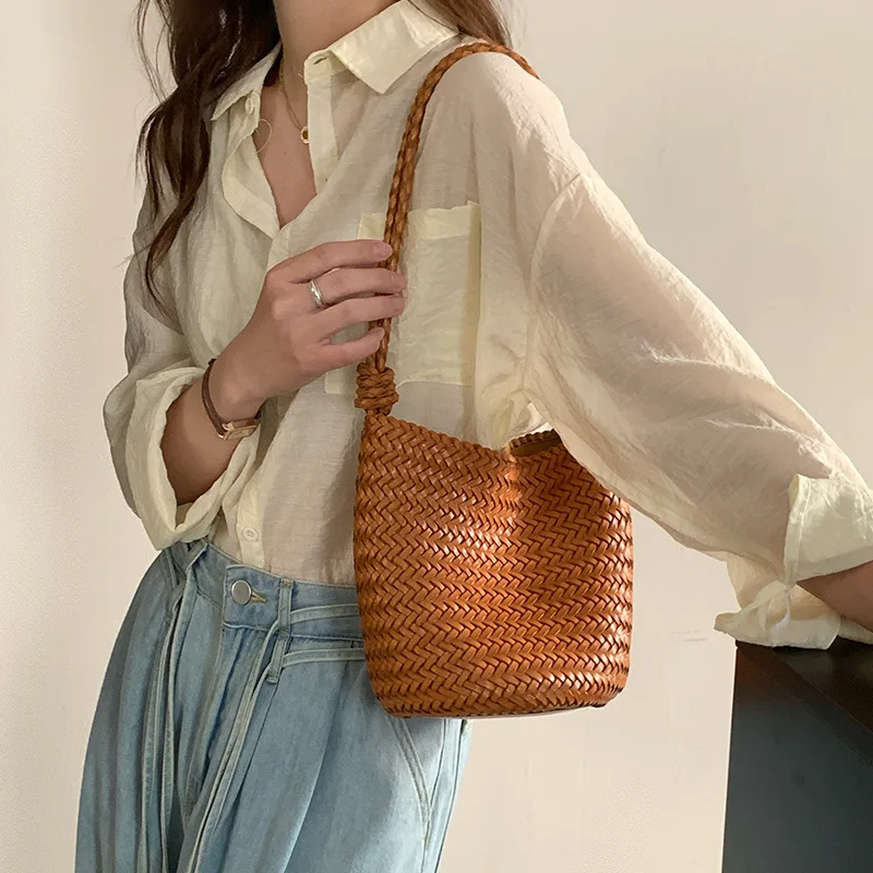 Head Layer Cowhide Handmade Woven Bag New Light Luxury Retro Resort Style Women Bag Genuine Leather Fashion Shoulder Bag
Head Layer Cowhide Handmade Woven Bag New Light Luxury Retro Resort Style Women Bag Genuine Leather Fashion Shoulder Bag