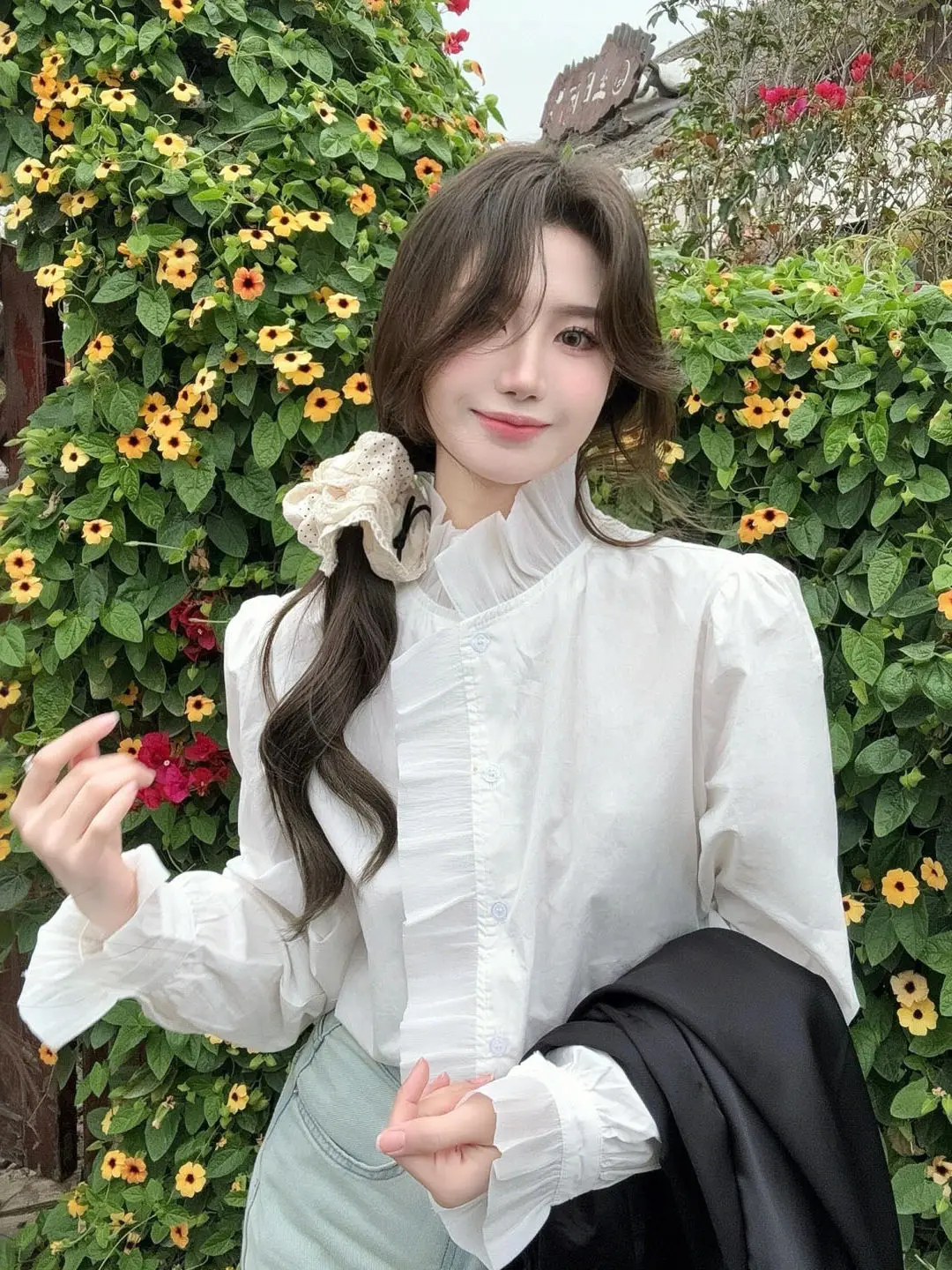 Elegant Stand Collar Bubble Sleeve Shirt Women's Spring Fashion Unique Personality High Grade White Loose Beautiful Top
Elegant Stand Collar Bubble Sleeve Shirt Women's Spring Fashion Unique Personality High Grade White Loose Beautiful Top