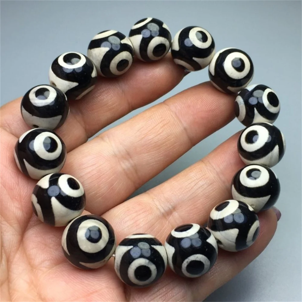 Exquisite black and white three eyed old Tianzhu bracelet, Tianyan original stone retro
Exquisite black and white three eyed old Tianzhu bracelet, Tianyan original stone retro