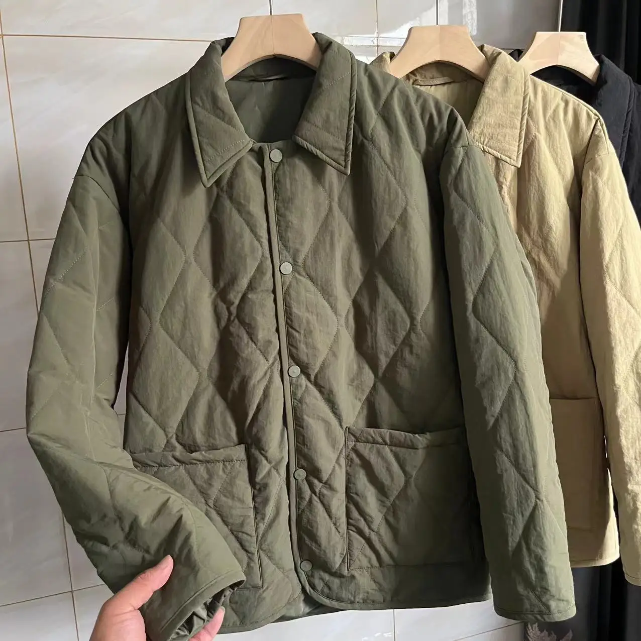 Классическое хлопковое джето с ромбовидной строчкой, мужское длинное повседневное пальто из полиэфирного волокна с воротником в стиле ретро
Классическое хлопковое джето с ромбовидной строчкой, мужское длинное повседневное пальто из полиэфирного волокна с воротником в стиле ретро