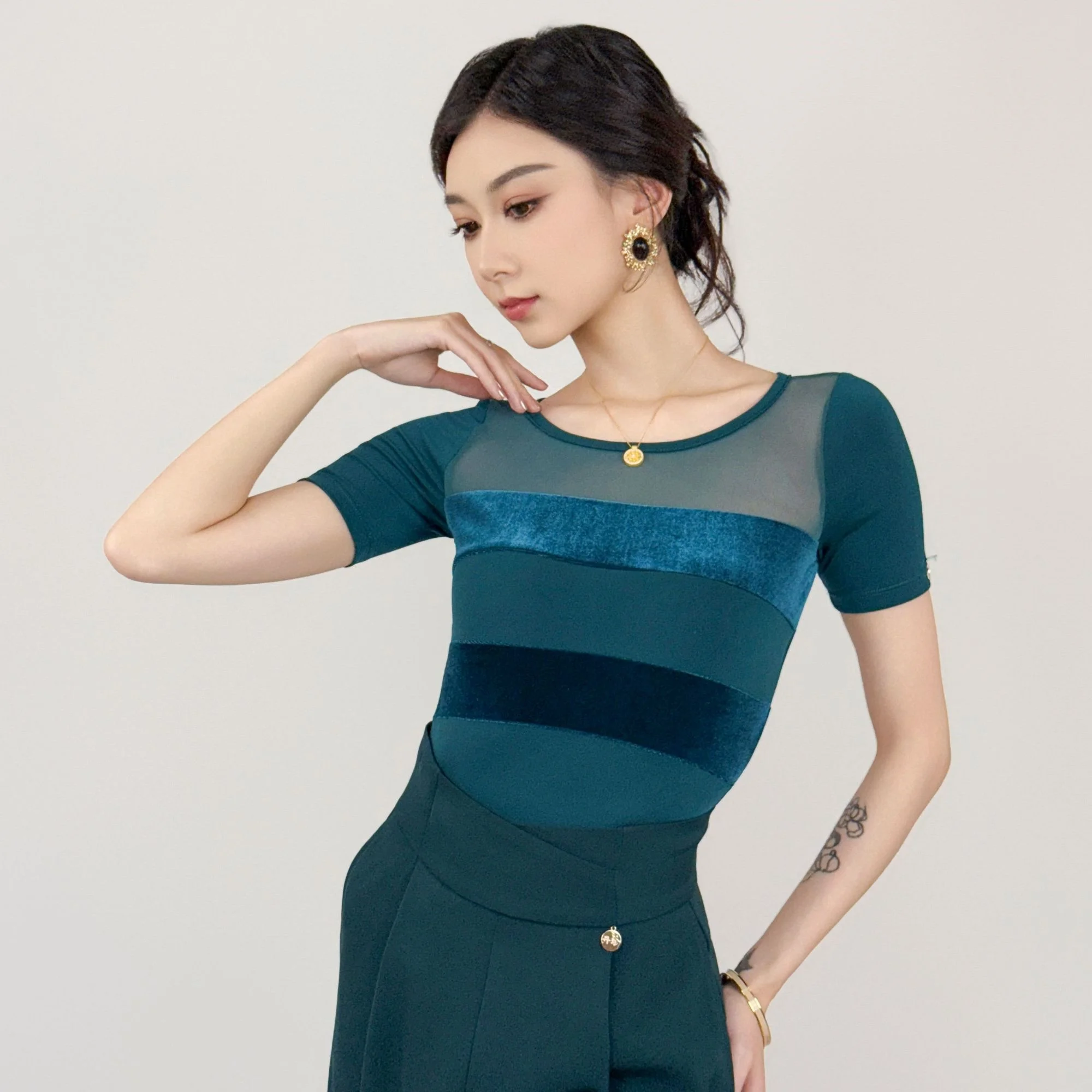 Новинка 2024 года, одежда для современных танцев, женский топ, сетчатый комбинезон с короткими рукавами, чача, румба, танго, костюмы для латинских бальных танцев DN21109
Новинка 2024 года, одежда для современных танцев, женский топ, сетчатый комбинезон с короткими рукавами, чача, румба, танго, костюмы для латинских бальных танцев DN21109