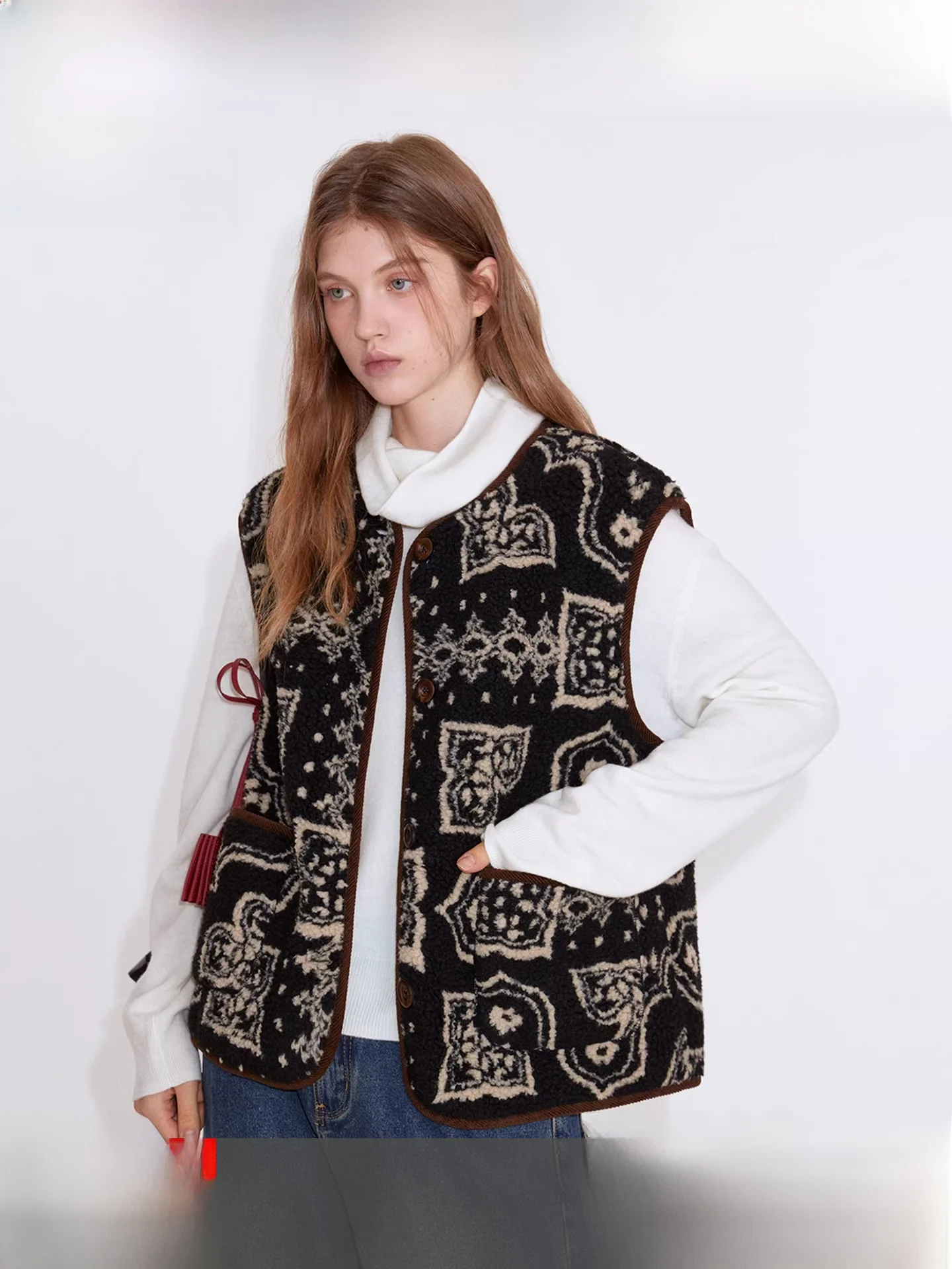 Женский жилет Fano Studios с вышивкой в виде тотемов, цветными вставками и отделкой из замши и овечьего меха, осенне-зимний, для повседневной носки, стандартный крой, однотонный.
Женский жилет Fano Studios с вышивкой в виде тотемов, цветными вставками и отделкой из замши и овечьего меха, осенне-зимний, для повседневной носки, стандартный крой, однотонный.