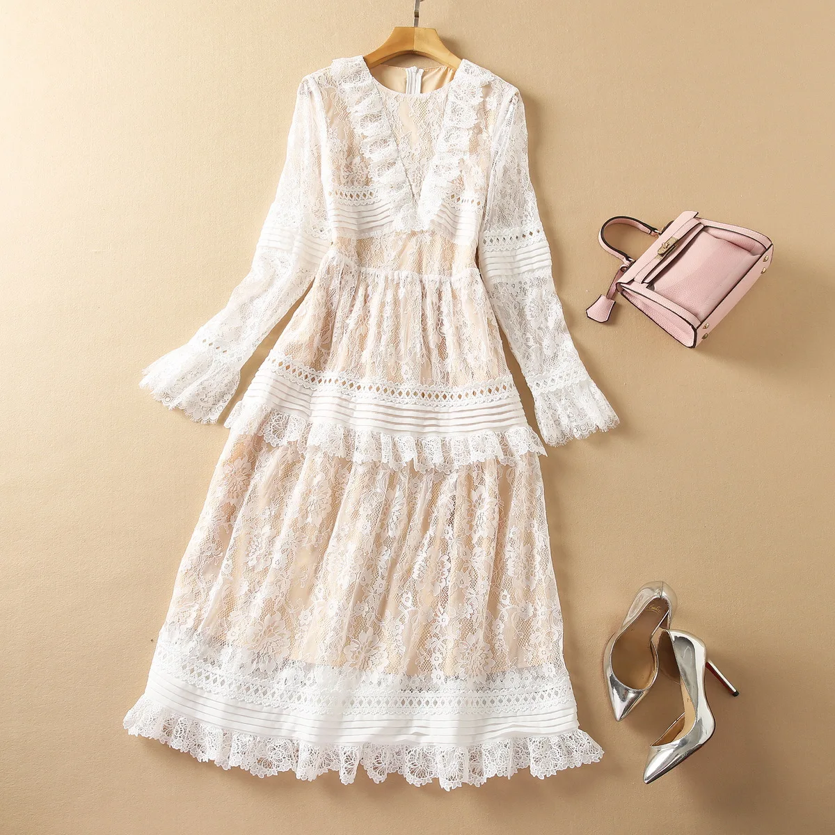 European and American women's clothing 2023 autumn new Flared sleeves long sleeves round neck lace Fashion pleated dress
European and American women's clothing 2023 autumn new Flared sleeves long sleeves round neck lace Fashion pleated dress