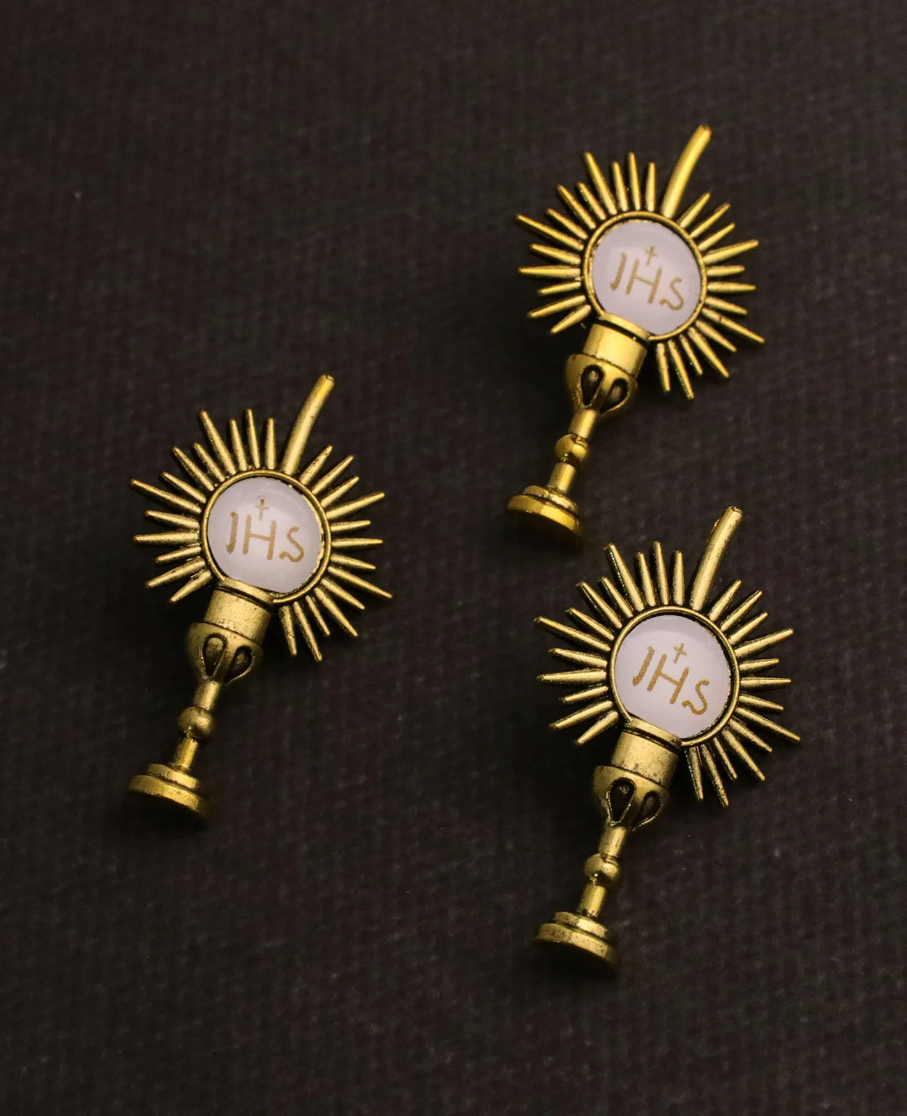 10Pcs Christian JHS Chalice Cross Brooches Holy Grail Jesus Cup Lapel Pin Breastpin for First Communion Jewelry Accessories
10Pcs Christian JHS Chalice Cross Brooches Holy Grail Jesus Cup Lapel Pin Breastpin for First Communion Jewelry Accessories