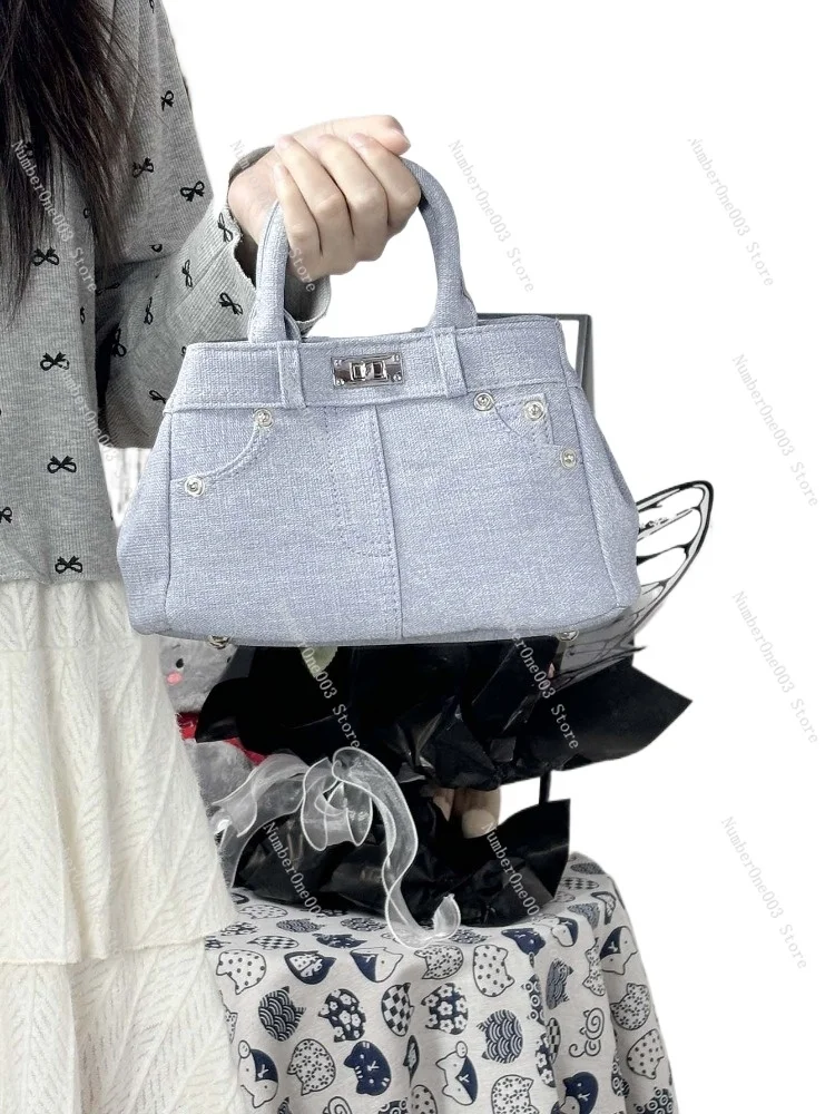 Модная ручная джинсовая сумка для женщин, новинка 2024, летняя универсальная сумка через плечо во французском стиле, одинарная
Модная ручная джинсовая сумка для женщин, новинка 2024, летняя универсальная сумка через плечо во французском стиле, одинарная