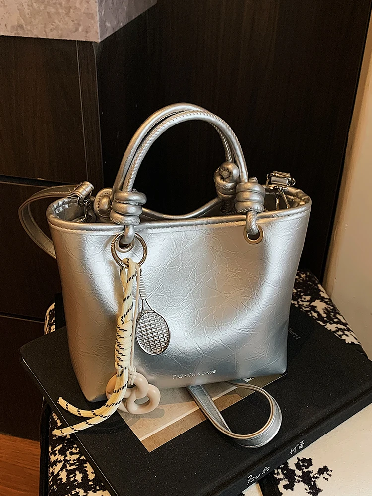 Trendy Silver Buet Handbag Women's Crossbody Bag Spring Summer New Sle Korean Version Ladies Handbag Soft Square ape
Trendy Silver Buet Handbag Women's Crossbody Bag Spring Summer New Sle Korean Version Ladies Handbag Soft Square ape