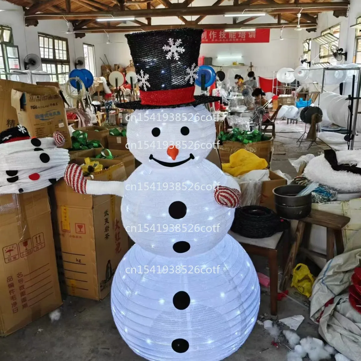 Пятно 1,2 метра 1,8 метра Рождественские украшения светящийся кованый железный торговый центр праздничная сцена макет снеговика
Пятно 1,2 метра 1,8 метра Рождественские украшения светящийся кованый железный торговый центр праздничная сцена макет снеговика